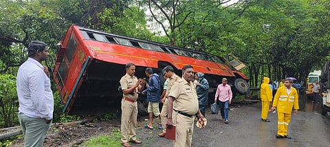 bus overturns in Raigad, Maharashtra